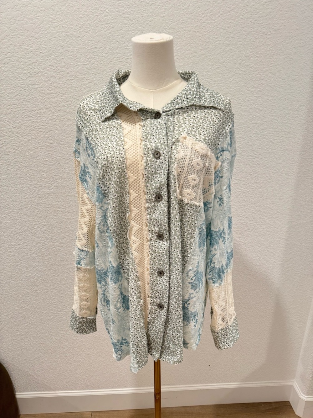 POL Green Blue floral Cream Lace Semi Sheer button up shirt size medium